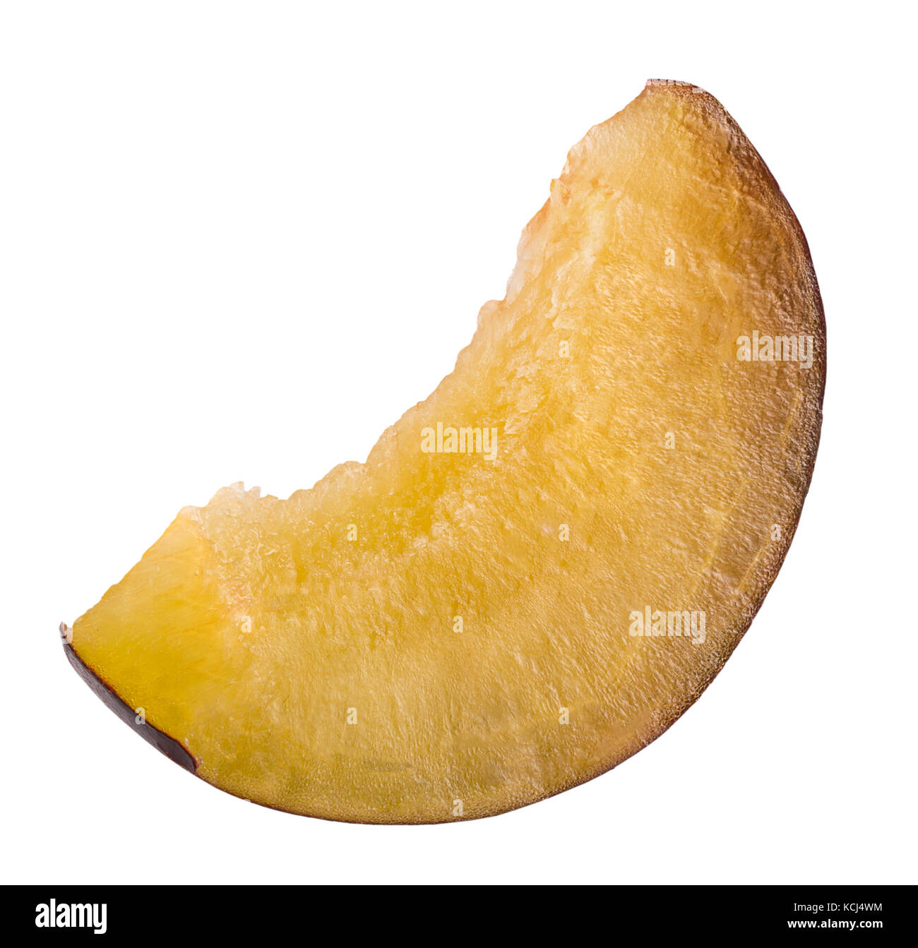 Tranche de prune isolé sur un fond blanc. Banque D'Images