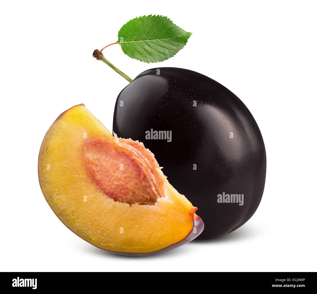 Plum avec slice isolé sur un fond blanc. Banque D'Images