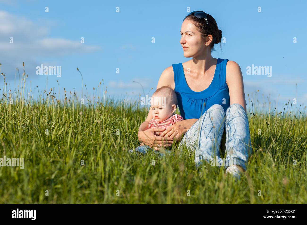 Portrait d'une mère avec sa fille dans l'herbe verte Banque D'Images