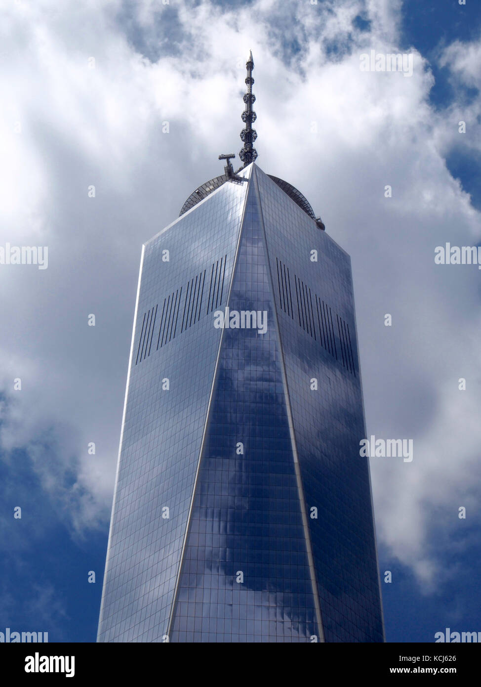 New York, EE.UU. - Le 26 juillet 2016 World Trade Center avec réflexion nuages Banque D'Images