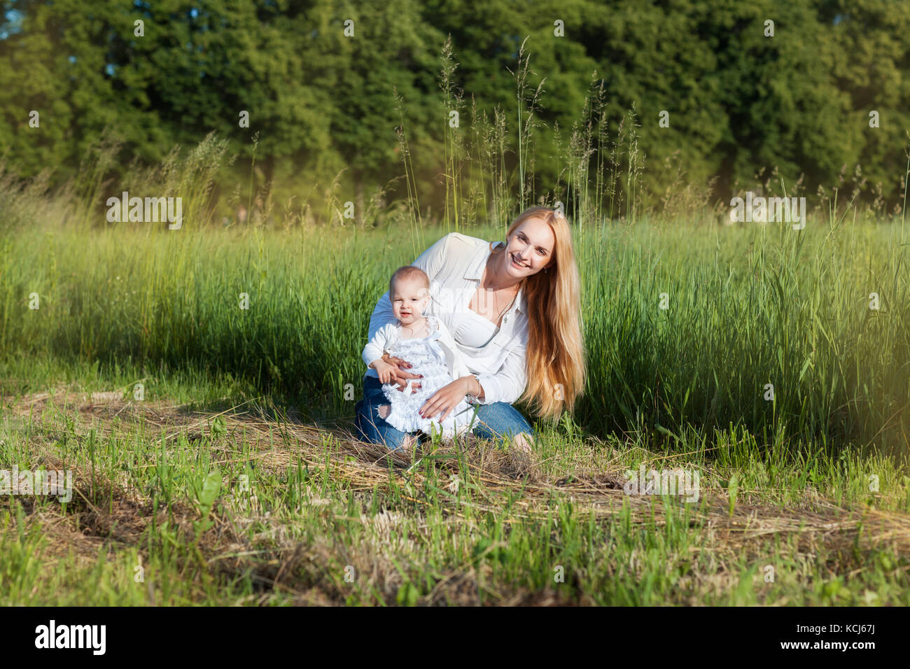 Jeune maman avec sa petite fille dans un champ Banque D'Images