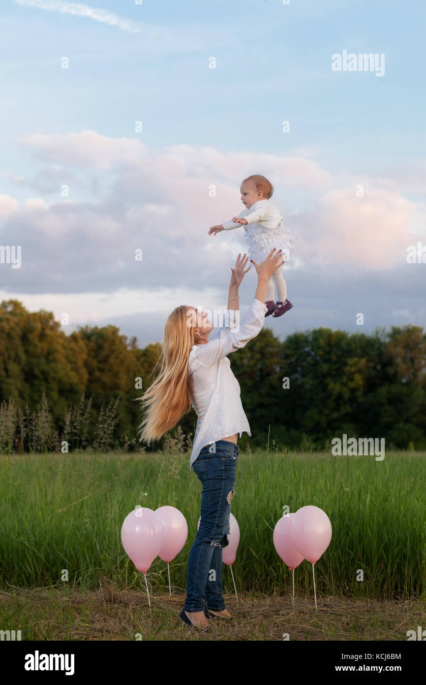 Mère et fille sur le terrain parmi les ballons. maman vomit sa fille Banque D'Images