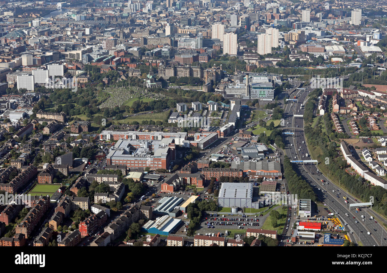 Une vue aérienne à l'ouest le long de la M8 en direction de Glasgow avec City Park de premier bâtiment sur la gauche, Glasgow, Écosse, Royaume-Uni Banque D'Images