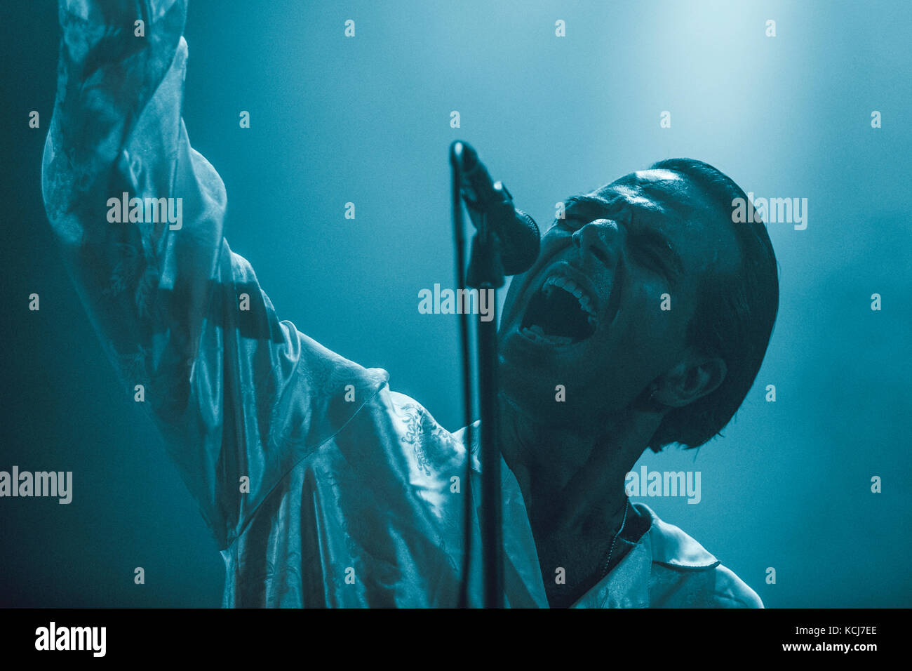 Le groupe danois Choir of Young Belieans interprète un concert au festival de musique danois Roskilde Festival 2016. Ici, le chanteur, fondateur du groupe et multi-instrumentiste Jannis Noya Makrigiannis vu en direct sur scène. Danemark, 30/06 2016. Banque D'Images