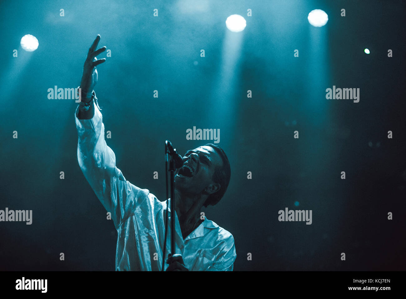 Le groupe danois Choir of Young Belieans interprète un concert au festival de musique danois Roskilde Festival 2016. Ici, le chanteur, fondateur du groupe et multi-instrumentiste Jannis Noya Makrigiannis vu en direct sur scène. Danemark, 30/06 2016. Banque D'Images