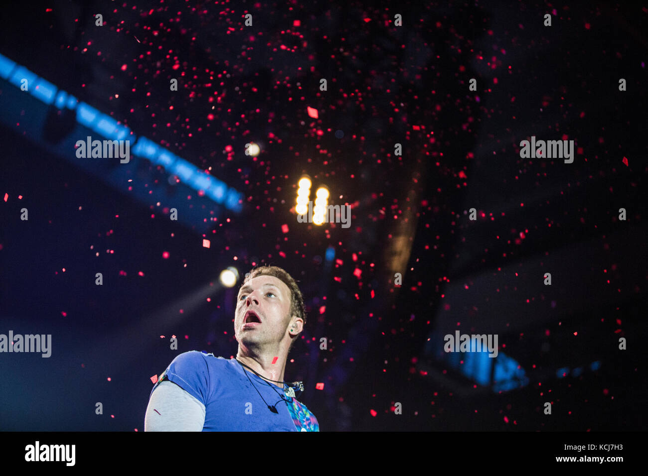 Le groupe de rock britannique Coldplay effectue un concert live à Telia Parken de Copenhague. Ici le chanteur, musicien et auteur-compositeur Chris Martin est vu sur scène. Le Danemark, 05/07 2016. Banque D'Images