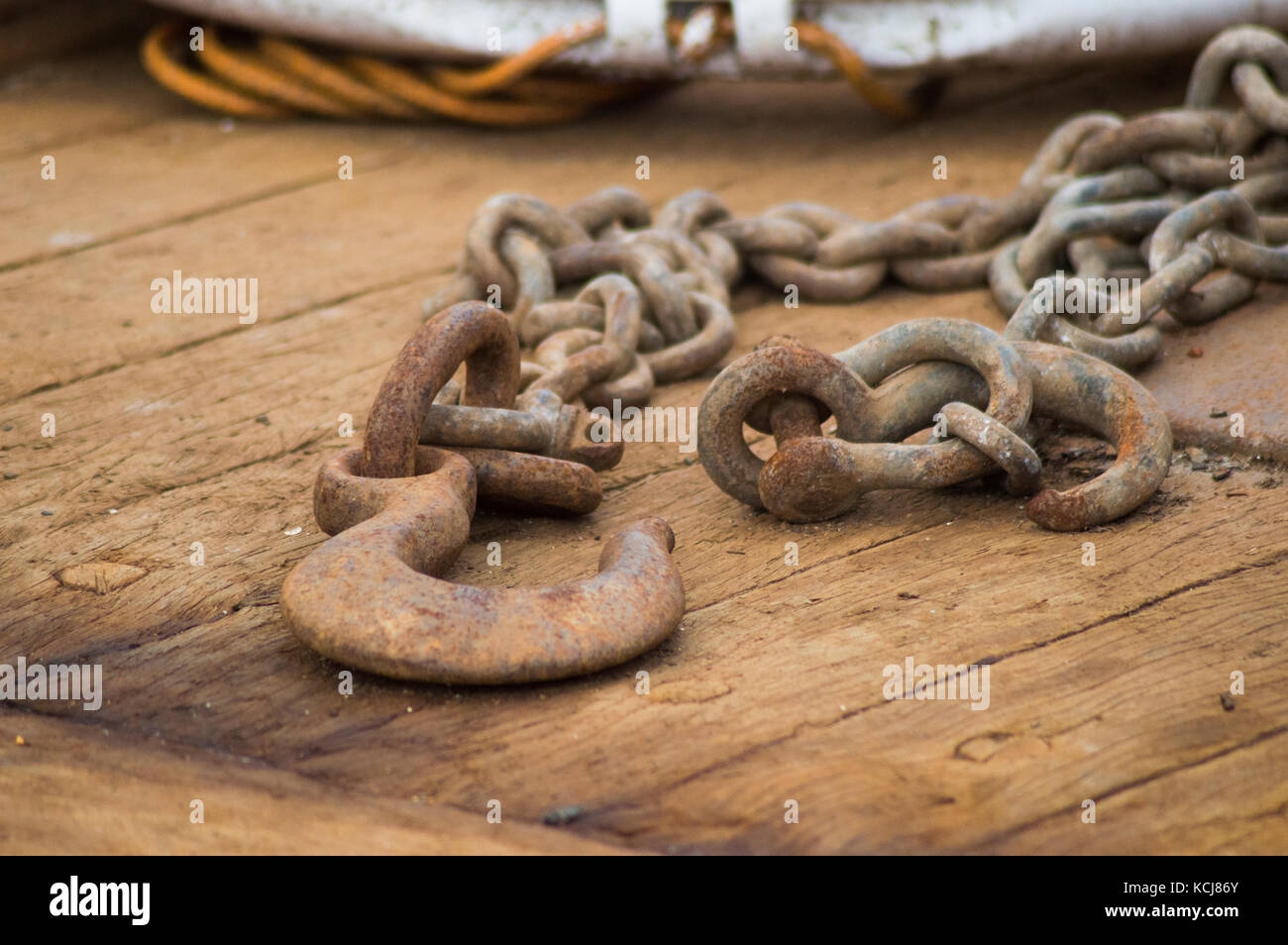L'ancienne chaîne rouillée d'un bateau, chantier - photo Banque D'Images