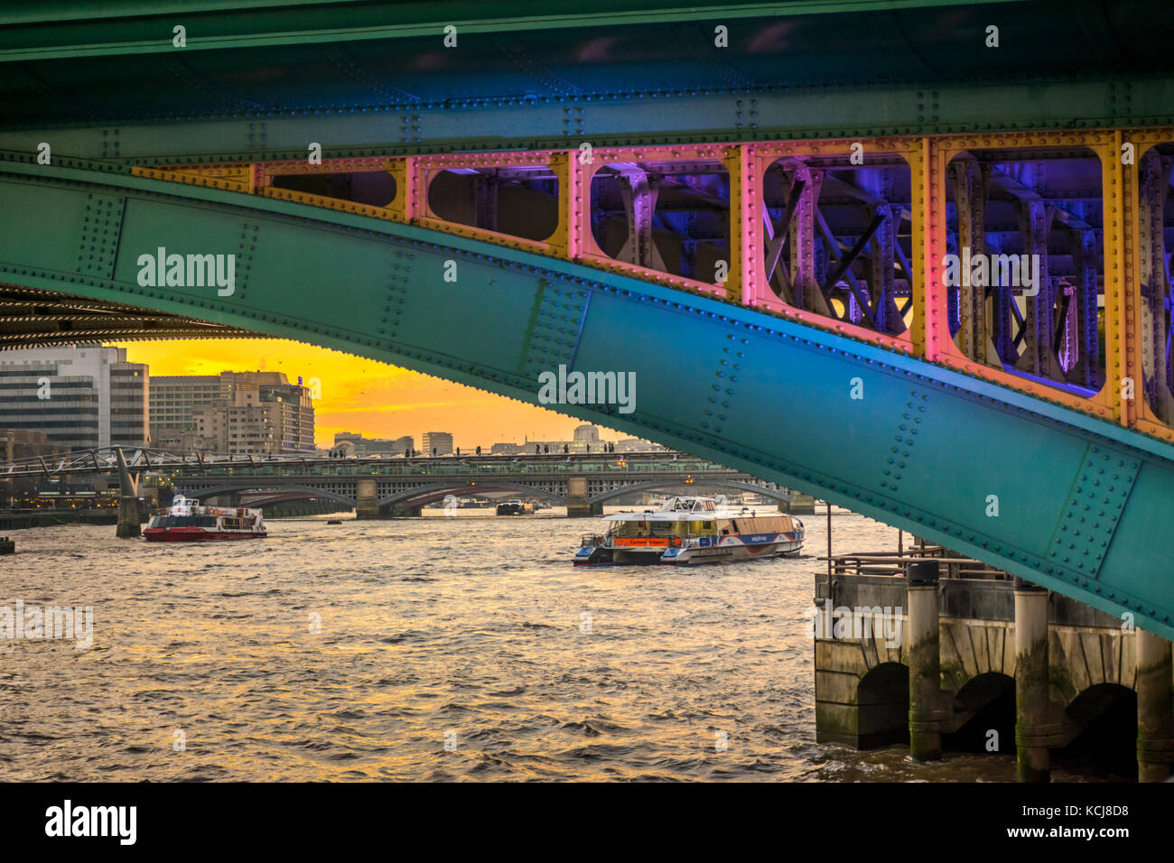 Détail peint de la structure du pont Southwark encadre les bateaux sur la Tamise Banque D'Images