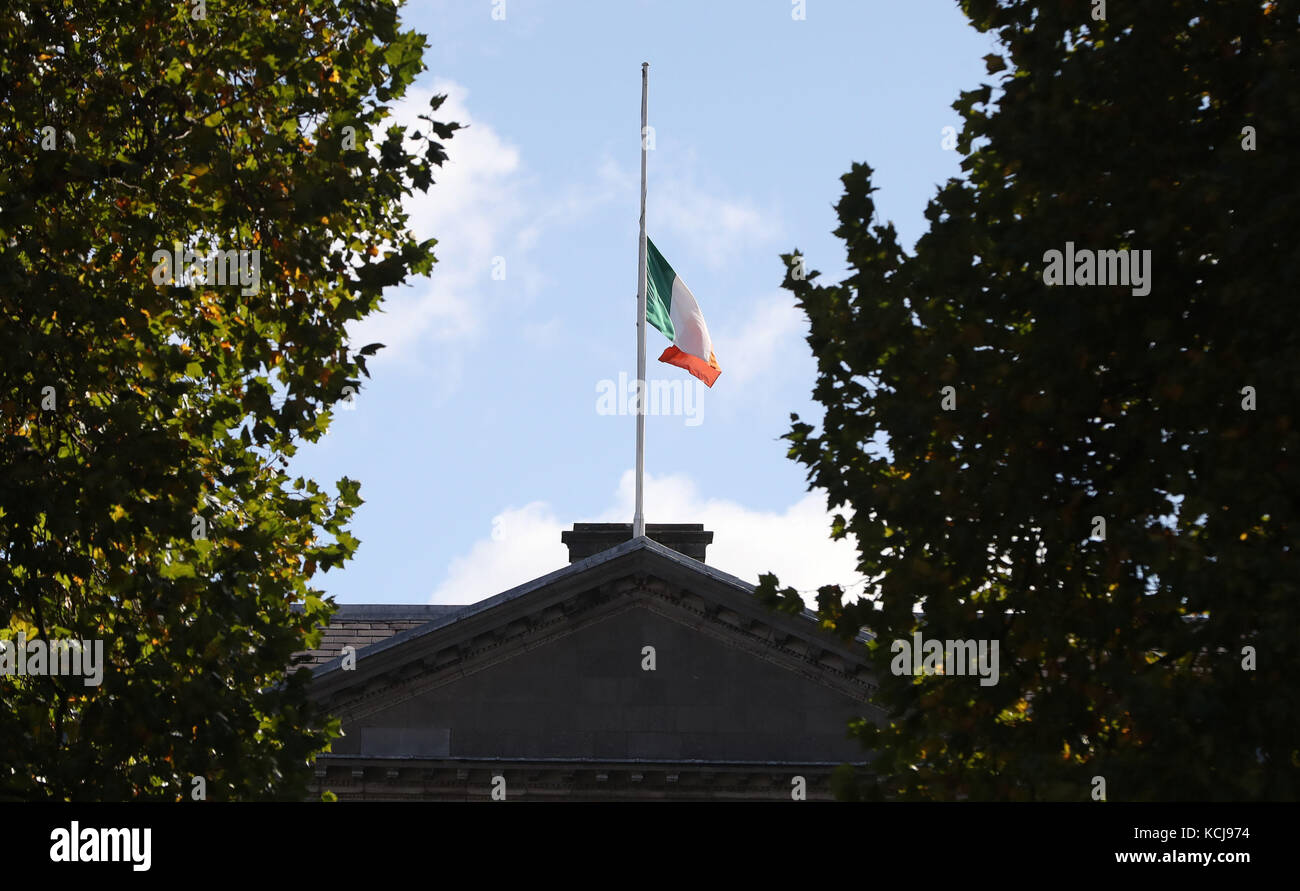 Les drapeaux volent à mi-mât à Leinster House à Dublin après la mort de l'ancien Taoiseach Liam Cosgrave. Banque D'Images