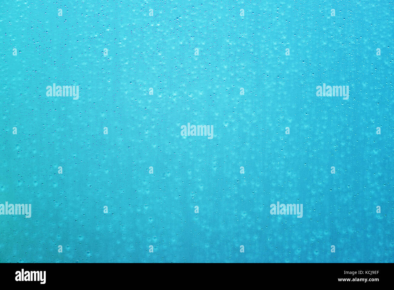 Surface de verre humide aussi moderne résumé fond bleu sarcelle. goutte d'eau sur une fenêtre de CLEAN. gouttes en saison des pluies, formant un motif unique. Banque D'Images