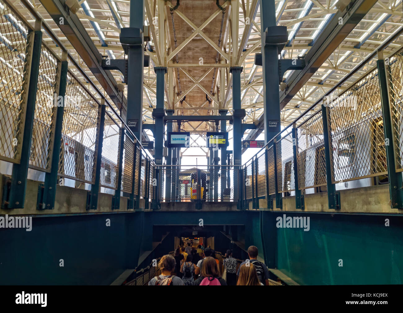 Foule de visiteurs et les piétons en laissant le Coney Island avenue stilwell station de métro à Brooklyn, New York pour visiter la plage et le parc d'attractions. Banque D'Images