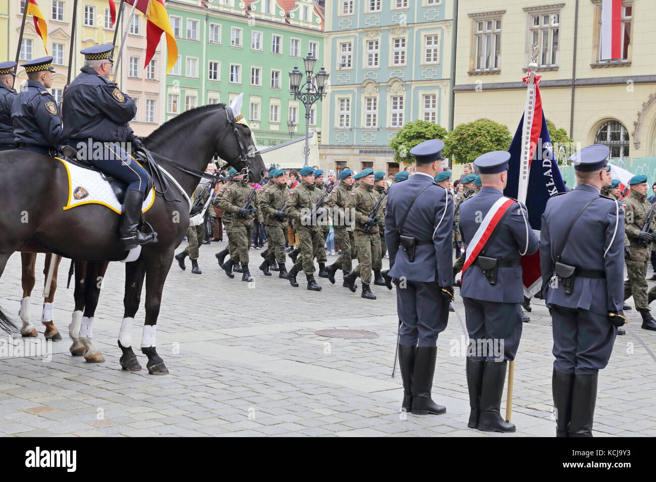 Les officiers de protection (ville polonaise Straz miejska) sur les chevaux, la police polonaise et de l'armée sur une parade Banque D'Images