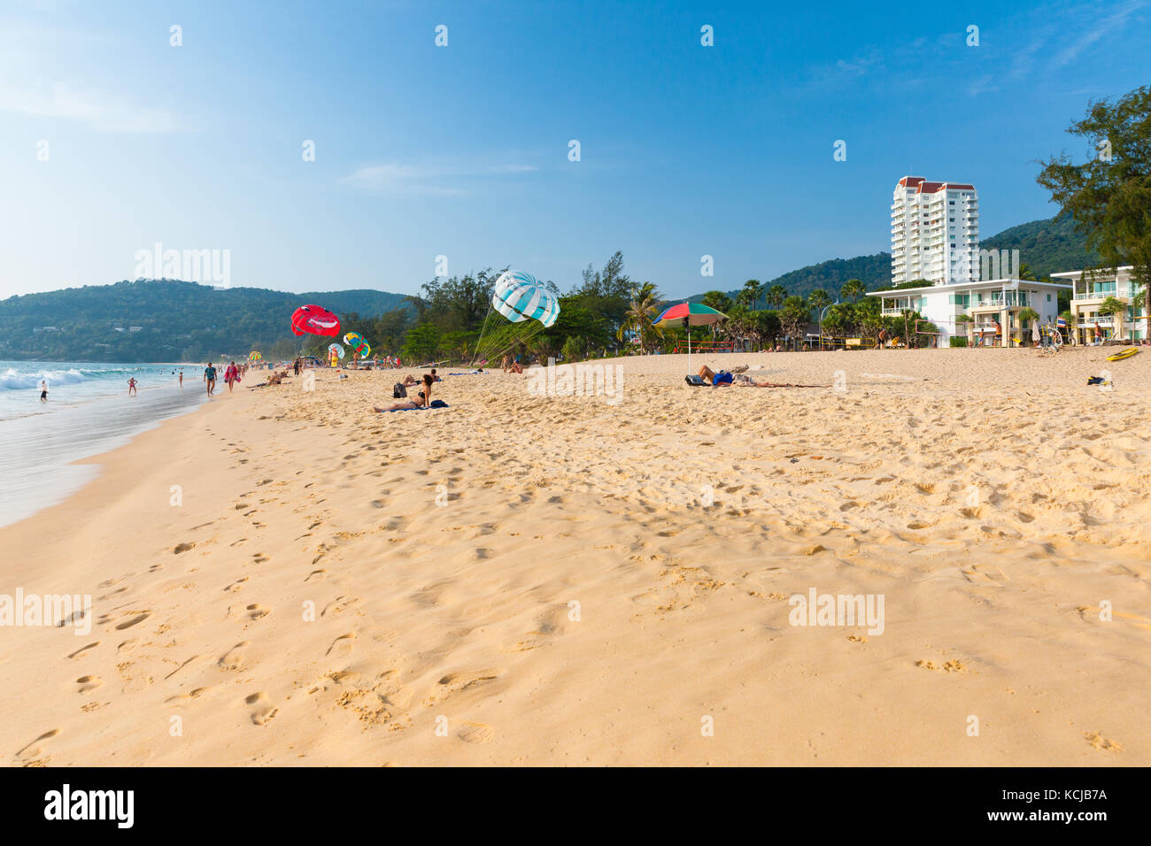 Phuket, Thaïlande - 17 avril 2016 : les gens en repos à la plage de Karon, le 17 avril 2016 à Phuket, Thaïlande Banque D'Images
