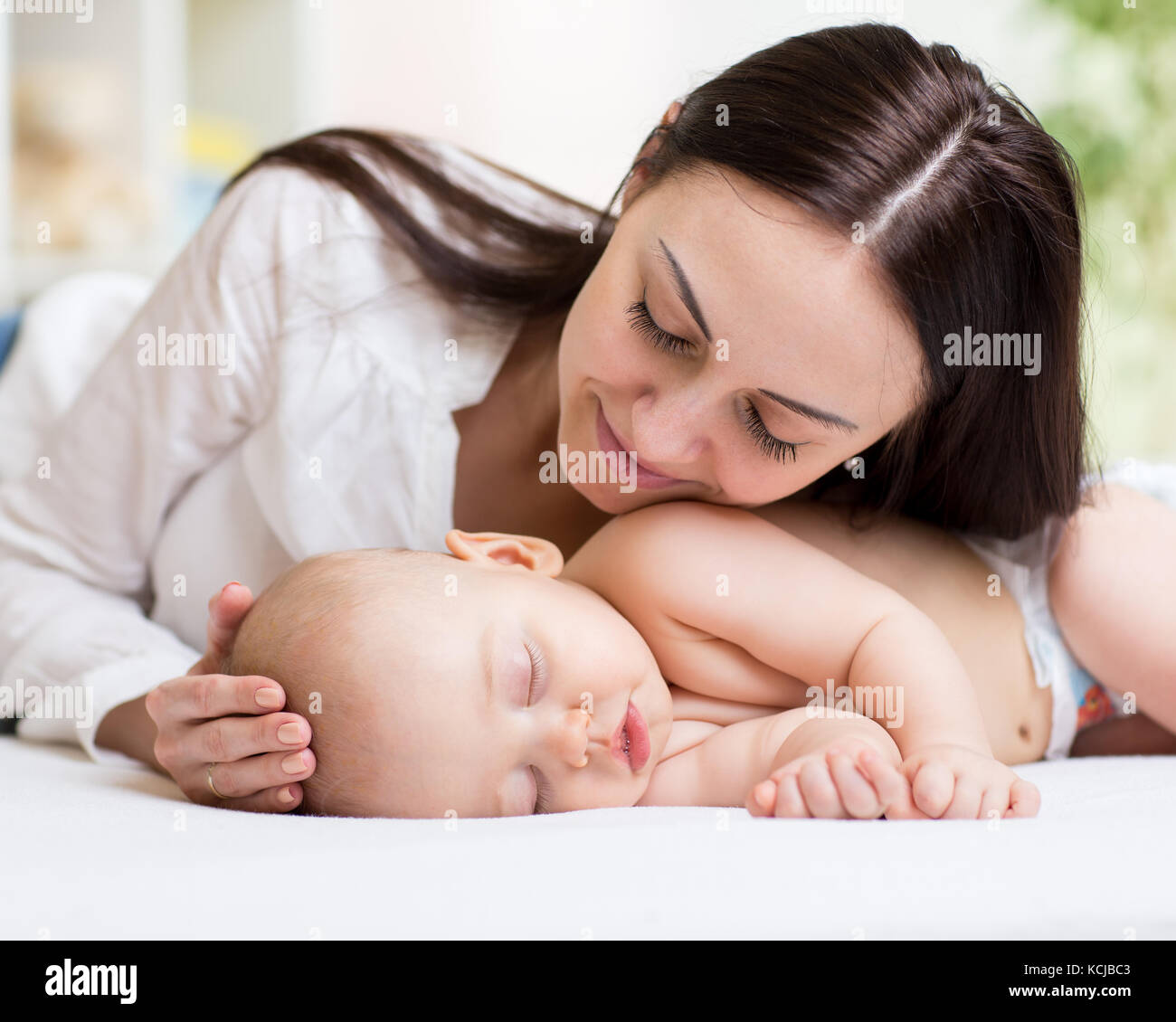 Fermer tourné d'une mère protégeant son sleeping newborn baby Banque D'Images