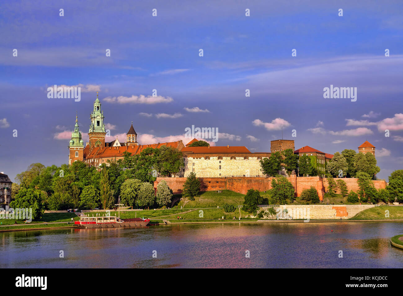 Château Royal de Wawel qui reflète de la Vistule, Cracovie - Pologne Banque D'Images