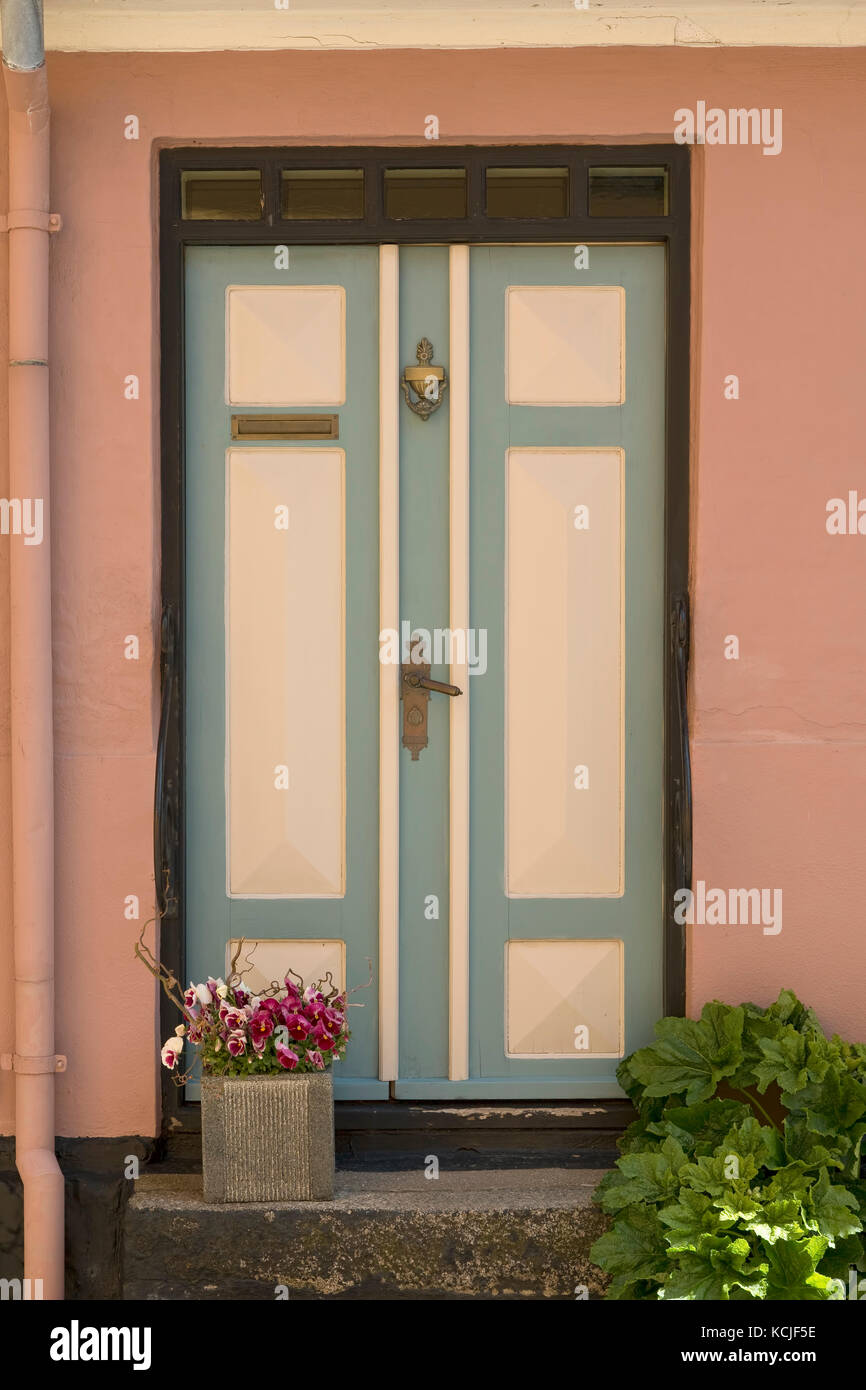 Ancien double porte avec des fleurs sur l'escalier Banque D'Images