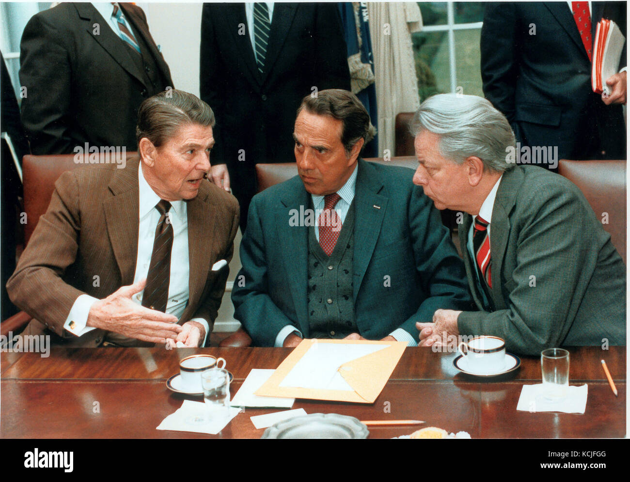 Le président des États-Unis, Ronald Reagan, à gauche, s'entretient avec le chef de la majorité au Sénat des États-Unis Robert Dole (républicain du Kansas), centre et chef de la minorité du Sénat des États-Unis Robert Byrd (démocrate de la Virginie de l'Ouest), à droite, au cours d'une réunion avec un groupe bi-partisan des dirigeants du Congrès dans la salle du Cabinet à la Maison Blanche à Washington, D.C. Le vendredi, 4 janvier 1985..Bill Crédit : Obligatoire Fitz-Patrick - Maison Blanche via CNP /MediaPunch Banque D'Images