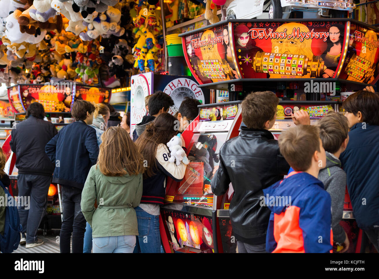 Leiden, Pays-Bas 3 octobre 2017. La foire locale parc d'attractions avec les gens qui se trouvent en machines de jeu d'essayer de gagner un prix de rédaction. Banque D'Images