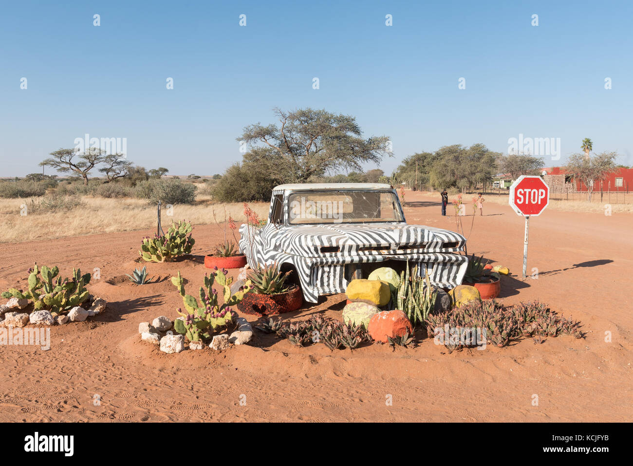 Koes - 5 juillet 2017 : un écran d'une vieille camionnette et les succulentes à la toe moer coffee shop à koes, une petite ville dans la région karas en namibi Banque D'Images