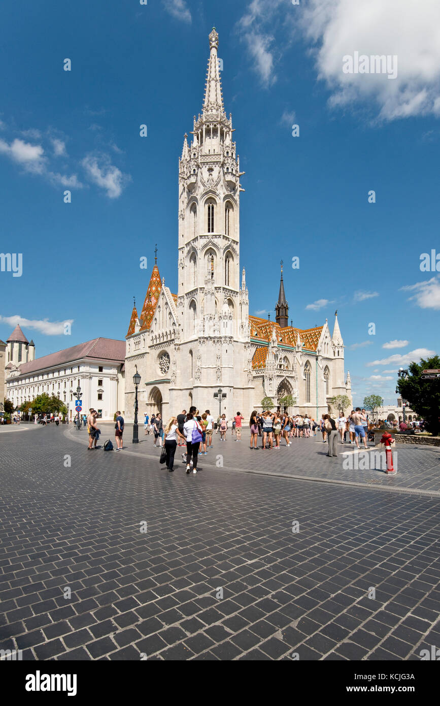 Vue sur l'église Matthias sur la colline du château avec les touristes qui se promeaient par une journée ensoleillée avec un ciel bleu. Banque D'Images