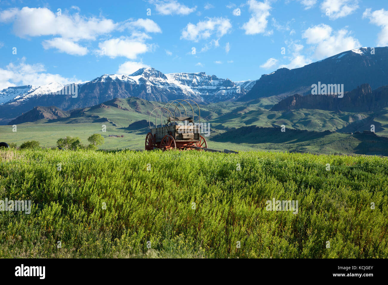 Un vieux wagon couvert est situé en face de l'absaroka montagnes du Wyoming Banque D'Images
