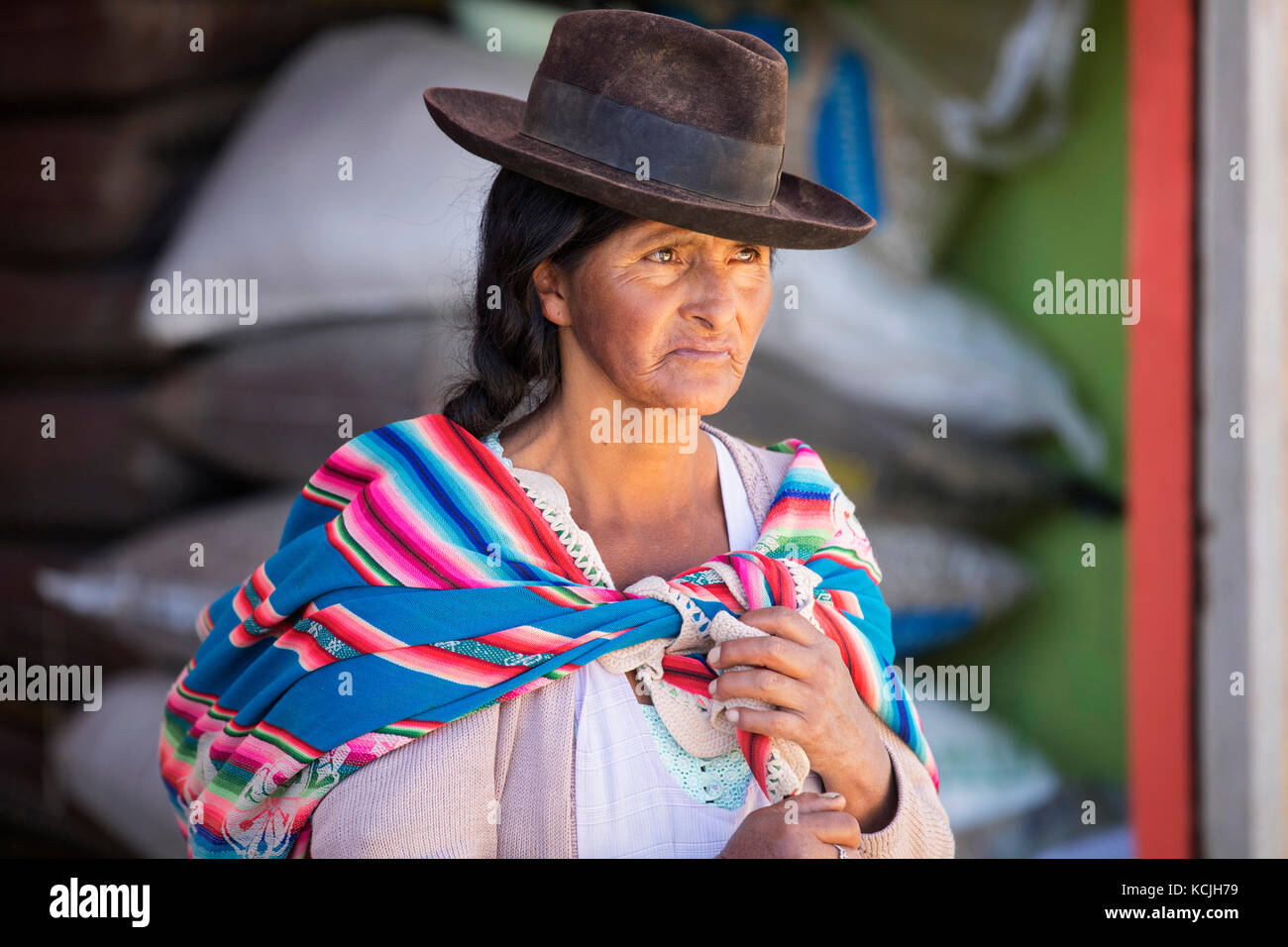 Cholita âgé, bolivienne avec chapeau et long tresses de cheveux noirs dans la ville de Tarabuco, Chuquisaca, province de Yamparáez, Bolivie Banque D'Images