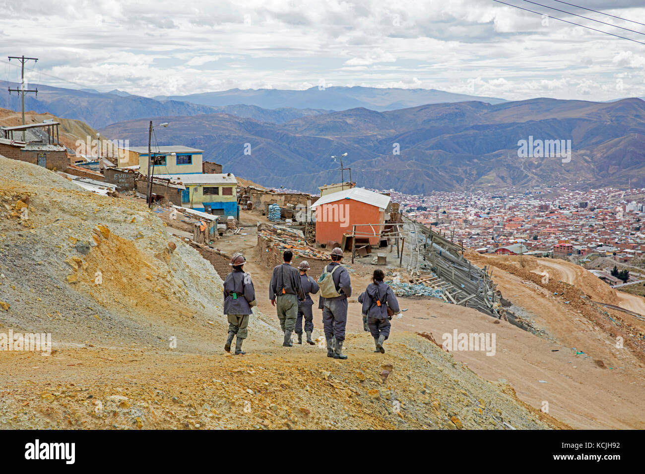 Touristes avec guide visitant la mine d'argent sur le Cerro Rico de Potosi, Tomás Frías, Bolivie Banque D'Images