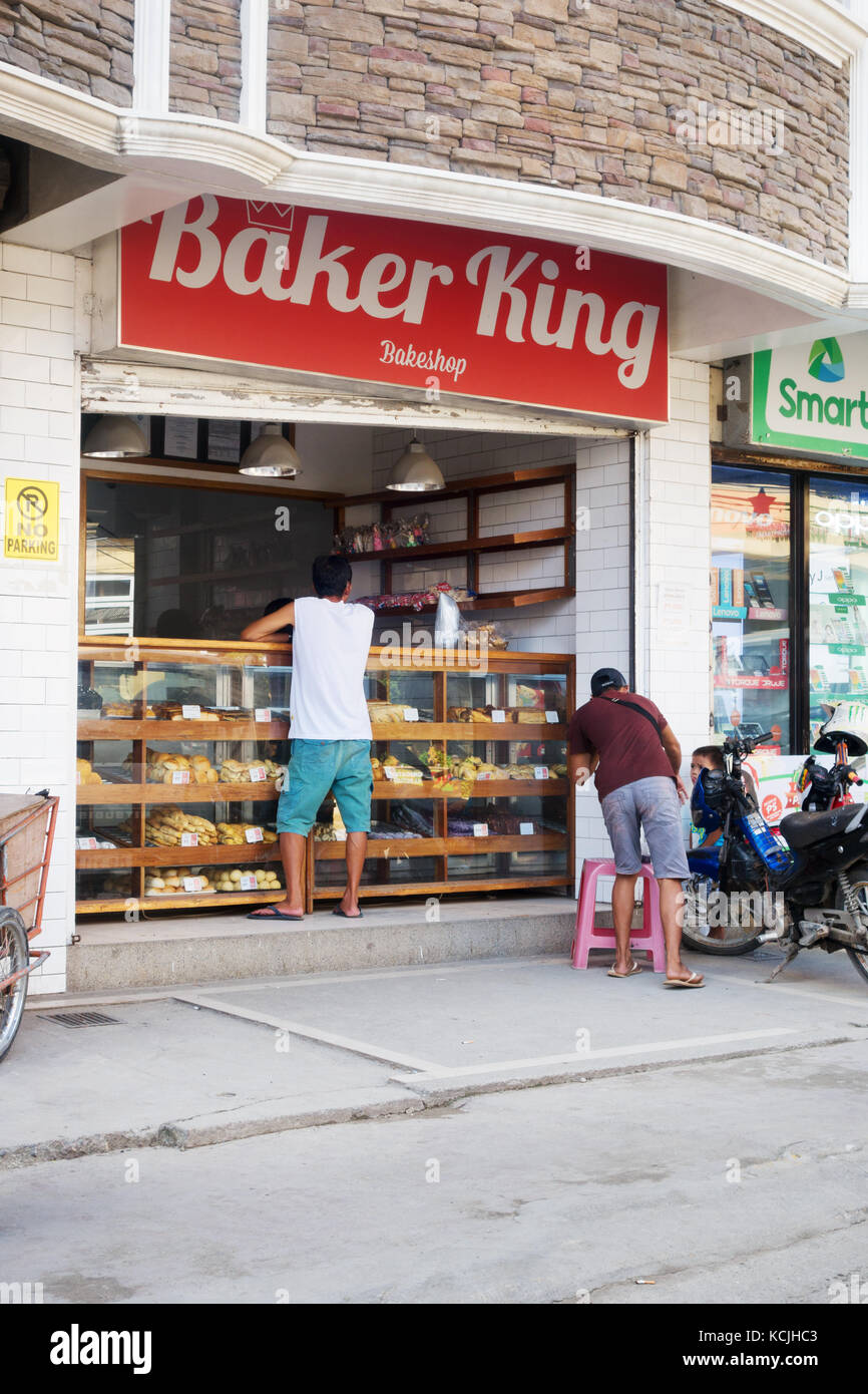 Philippines boulangerie, gens achetant du pain à un boulanger hop, Boracay, Philippines Asie Banque D'Images