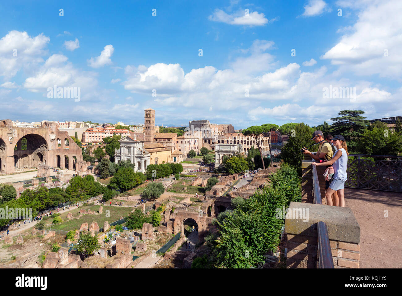 Forum de Rome. Vue depuis la colline du Palatin sur les anciennes ruines du Forum Romain, Rome, Italie Banque D'Images