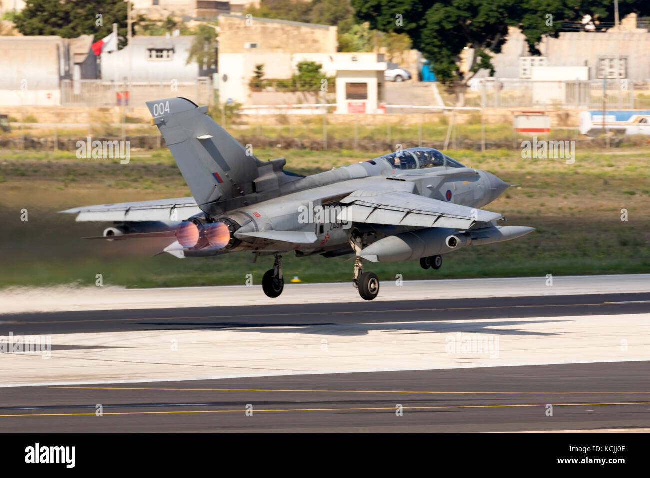 Royal Air Force Panavia Tornado Gr4 [FR370] au départ après avoir participé à l'exposition statique de 25e salon international de Malte. Banque D'Images