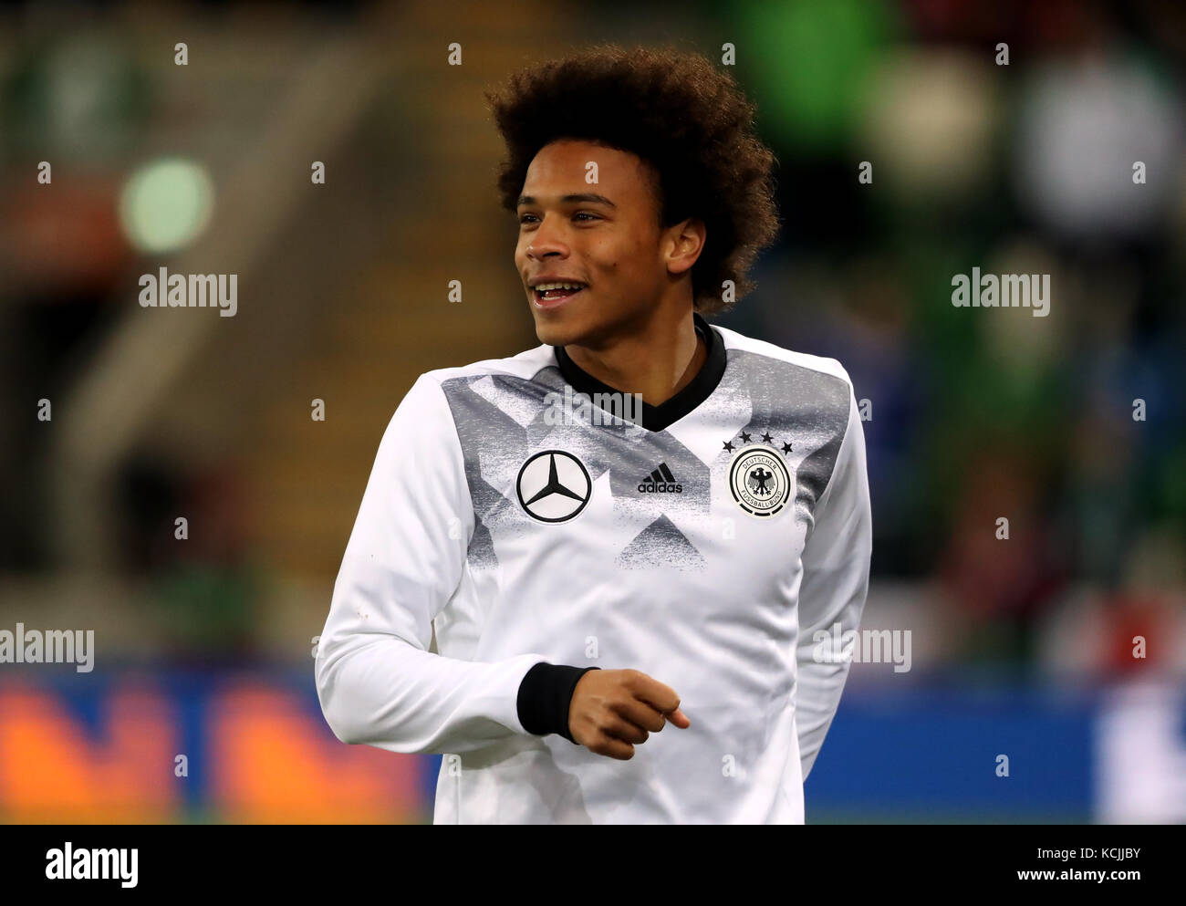 Leroy Sane, en Allemagne, se réchauffe avant le match du groupe C de la coupe du monde de la FIFA 2018 à Windsor Park, Belfast. Banque D'Images