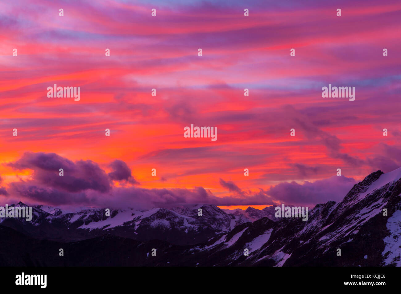 Ciel rose spectaculaires au lever du soleil sur la plage de Purcell comme vu de Bugaboo Parc provincial en Colombie-Britannique, Canada. Banque D'Images