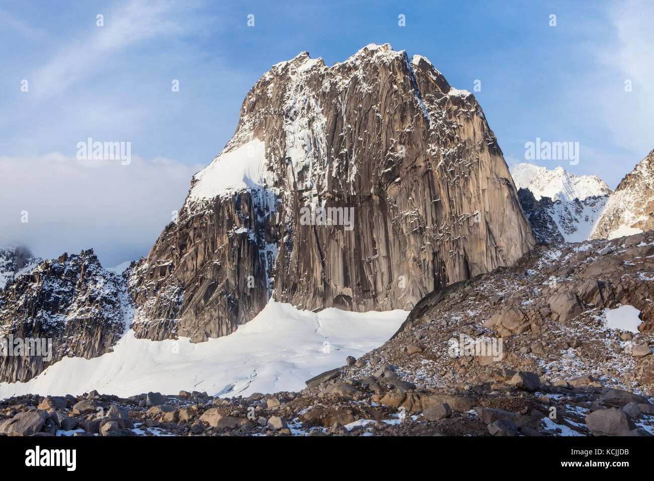 Matin nuages de tempête une partie à révéler Snowpatch spire dans le parc provincial de Bugaboo, Purcell, British Columbia, Canada. Banque D'Images