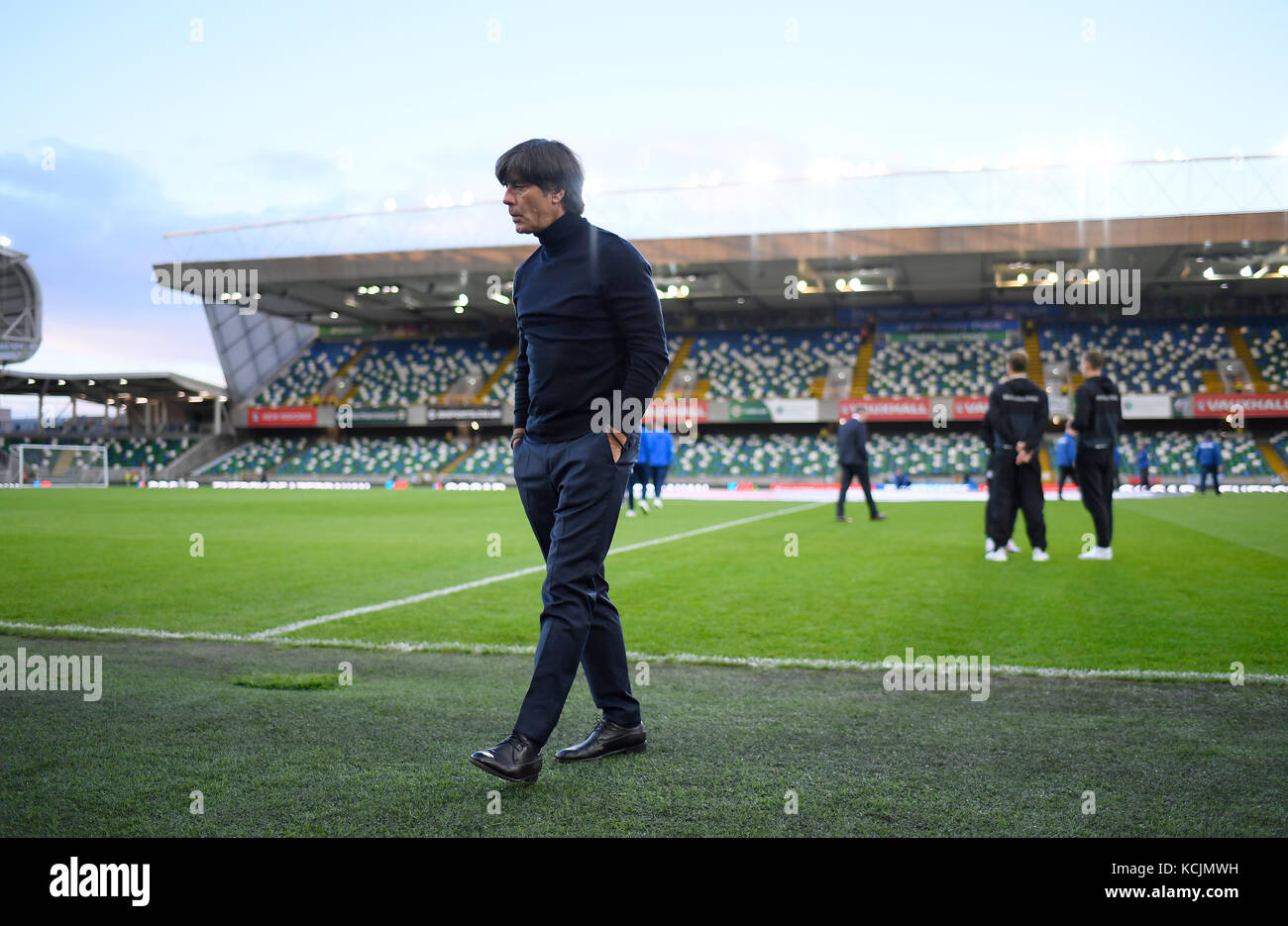 Bundescoach Joachim Jogi Loew (Allemagne) begutachtet das Stadion Windsor Park GES/ Fussball/ WM qualification : Nordirland - Allemagne, 05.10.2017 Football/Soccer : WC qualification : Irlande du Nord vs Allemagne, Belfast, 5 octobre 2017 |utilisation dans le monde entier Banque D'Images