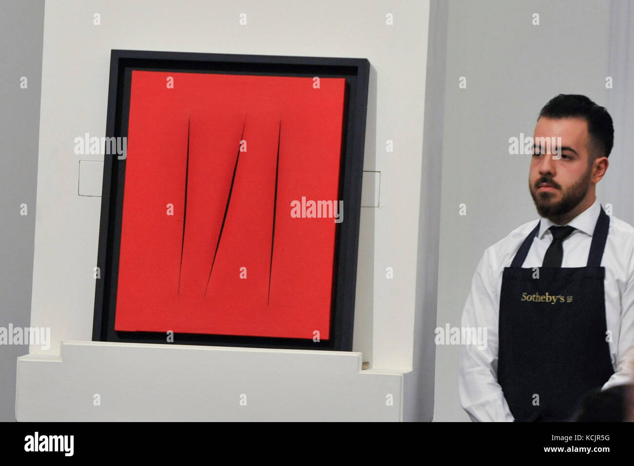 Londres, Royaume-Uni. 5Th Oct, 2017. Concetto Spaziale, 'Attentes', 1968, par Lucio Fontana a été vendu à un prix d'adjudication de £ k1,300(est. GBP1,500-2,000k) à l'italien et l'Art Contemporain soirée vente aux enchères à Sotheby's, New Bond Street, coïncidant avec l'ouverture de la Frieze Art Fair de Londres. Crédit : Stephen Chung/Alamy Live News Banque D'Images