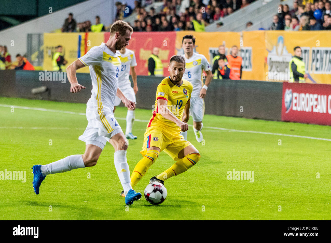 5 octobre 2017 : gheorghe grozav # 10 (Roumanie) et serhiy malyi # 2 (Kazakhstan) au cours de la campagne de qualification pour la coupe du monde 2018 match entre la Roumanie et le Kazakhstan à ilie oana stadium, Ploiesti, Roumanie rou. foto : catalin soare Banque D'Images