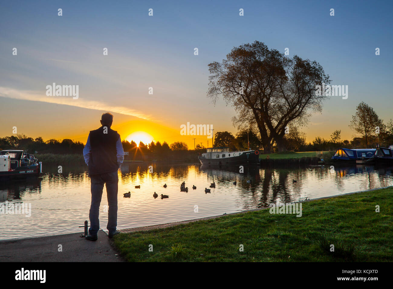 Rufford, Lancashire, Royaume-Uni. 6 octobre, 2017. Météo britannique. Ciel clair au début de la journée, avec des températures de nuit sur 5C, comme l'aube sur le Leeds Liverpool canal et un matin froid pour les résidents, qui ont choisi de vivre la vie à flot. St Mary's marina abrite de nombreux plaisanciers saisonniers et à long terme ainsi que des canards. Avec 100 mouillages pour bateaux jusqu'à 60 pieds de longueur, il peut accueillir à la fois étroite et large faisceau et canal bateaux de croisières. /AlamyLiveNews MediaWorldImages Crédit : Banque D'Images