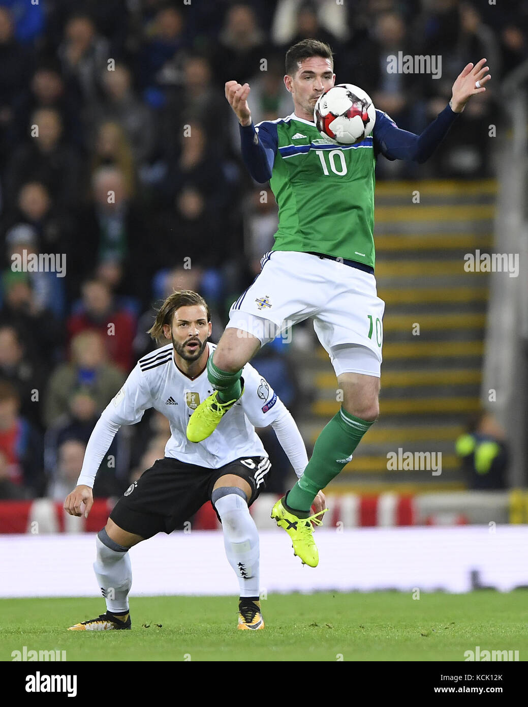 Marvin Plattenhardt (Allemagne, L.) contre Kyle Lafferty (Nordirland, R.). GES/ Fussball/ WM qualification : Nordirland - Allemagne, 05.10.2017 Football/Soccer : WC qualification : Irlande du Nord vs Allemagne, Belfast, 5 octobre 2017 |utilisation dans le monde entier Banque D'Images