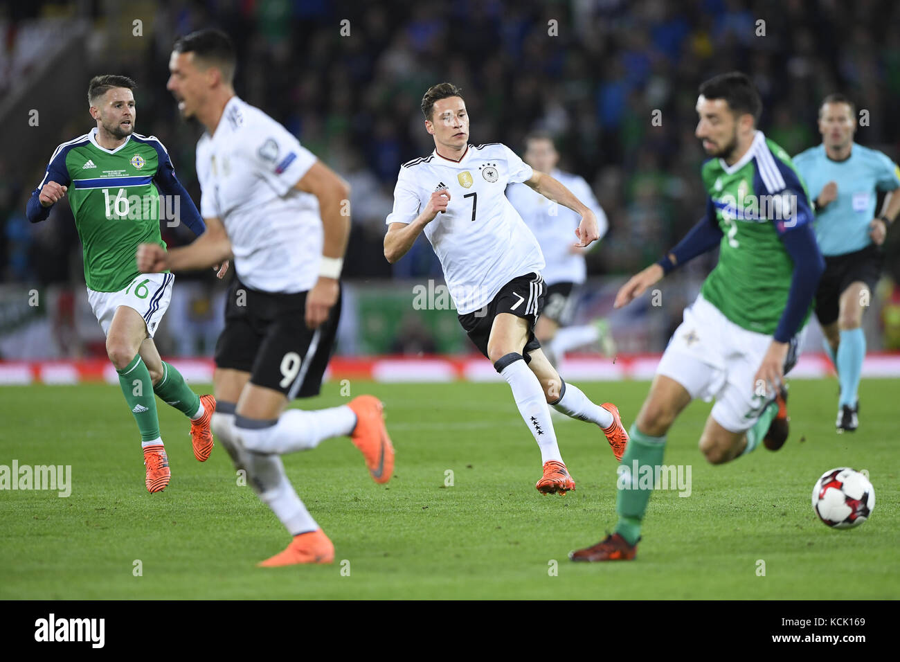 De gauche à droite Oliver Norwood (Nordirland), Sandro Wagner (Allemagne), Julian Draxler (Allemagne), Conor Mc Laughlin (Nordirland). GES/ Fussball/ WM qualification : Nordirland - Allemagne, 05.10.2017 Football/Soccer : WC qualification : Irlande du Nord vs Allemagne, Belfast, 5 octobre 2017 |utilisation dans le monde entier Banque D'Images