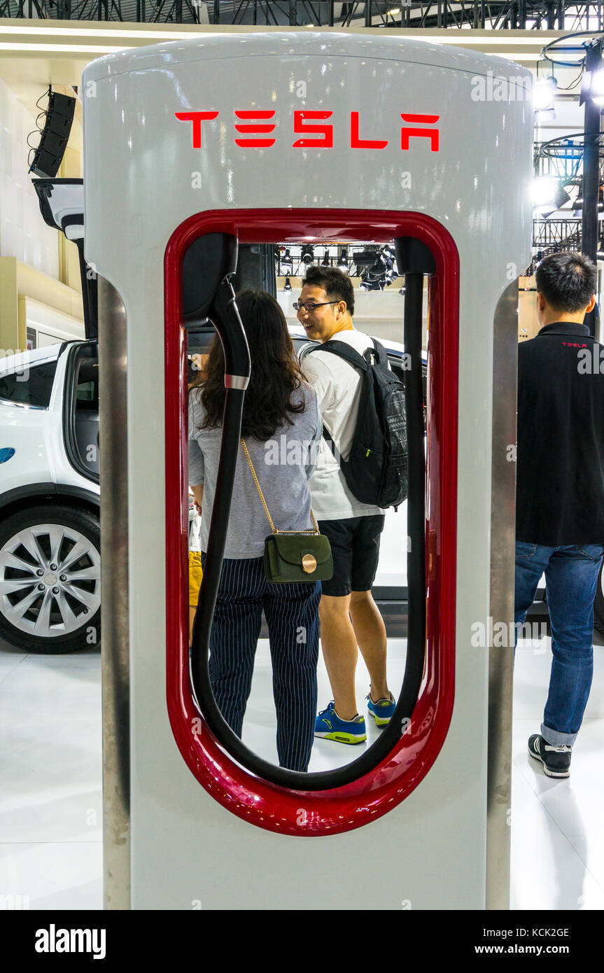 Chargeur Tesla ossature mari et femme à Shenzhen 2017 Auto Show. Banque D'Images