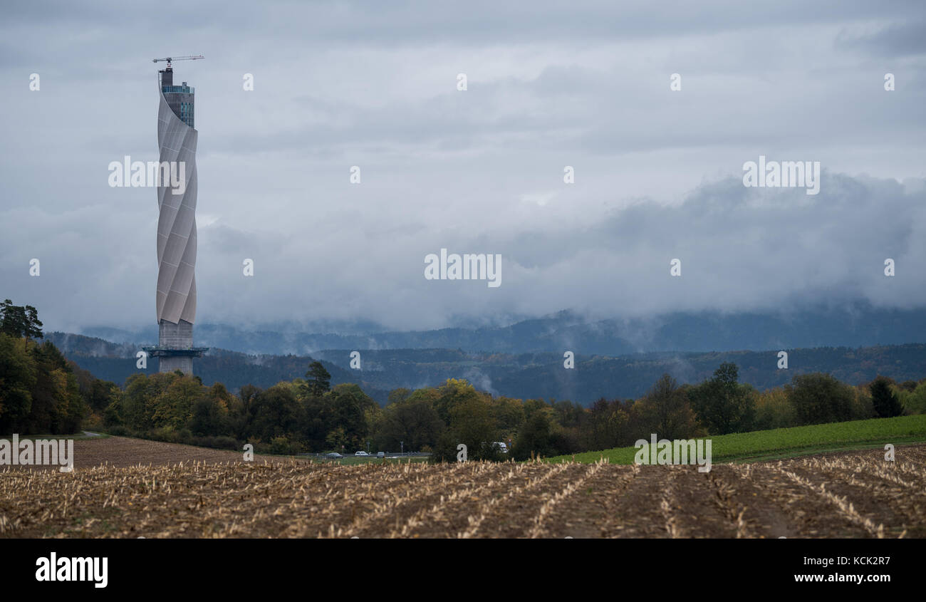 Tour d'essai pour ascenseurs de ThyssenKrupp photographiée à Rottweil, Allemagne, le 6 octobre 2017. La tour est le bâtiment le plus haut de l'état de Bade-Wurtemberg et la plate-forme pour visiteurs est, avec une hauteur de 232 mètres, la plus haute d'Allemagne. Photo : Sebastian Gollnow/dpa Banque D'Images