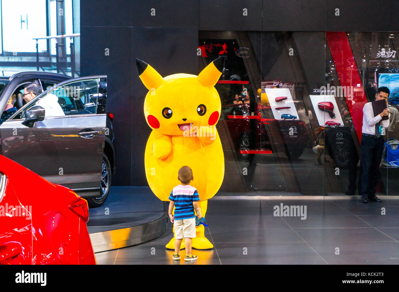 Pikachu et garçon à Shenzhen 2017 Auto Show. Banque D'Images