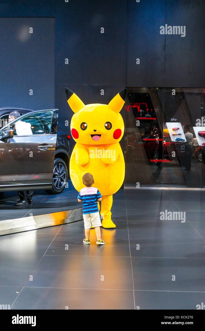 Pikachu et garçon à Shenzhen 2017 auto show. Banque D'Images