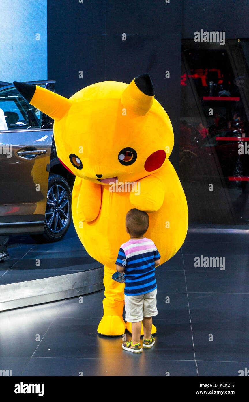 Pikachu se congratuler garçon à Shenzhen 2017 Auto Show. Banque D'Images