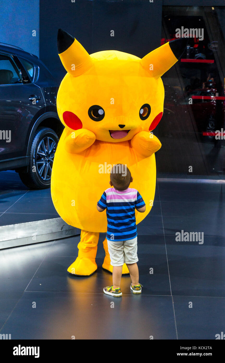 Grand garçon jouer avec Pikachu et s'amuser Banque D'Images