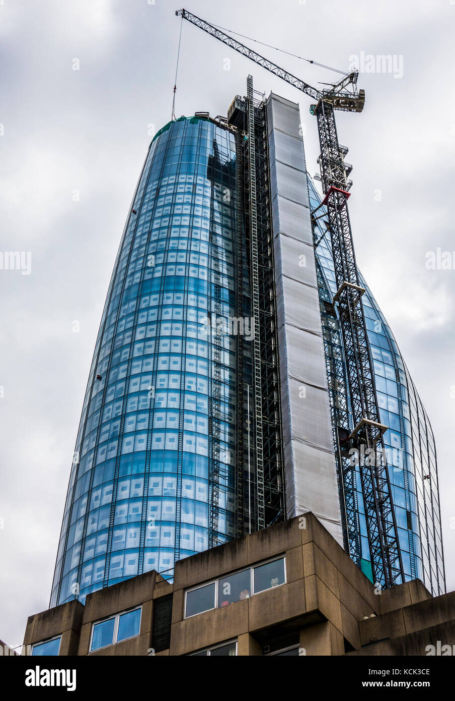 Créer un nouveau bloc de la tour derrière vieux appartements - appelé 'un' Blackfriars - en construction à l'aide d'une grue à côté. Bankside, Londres, Angleterre, Royaume-Uni. Banque D'Images