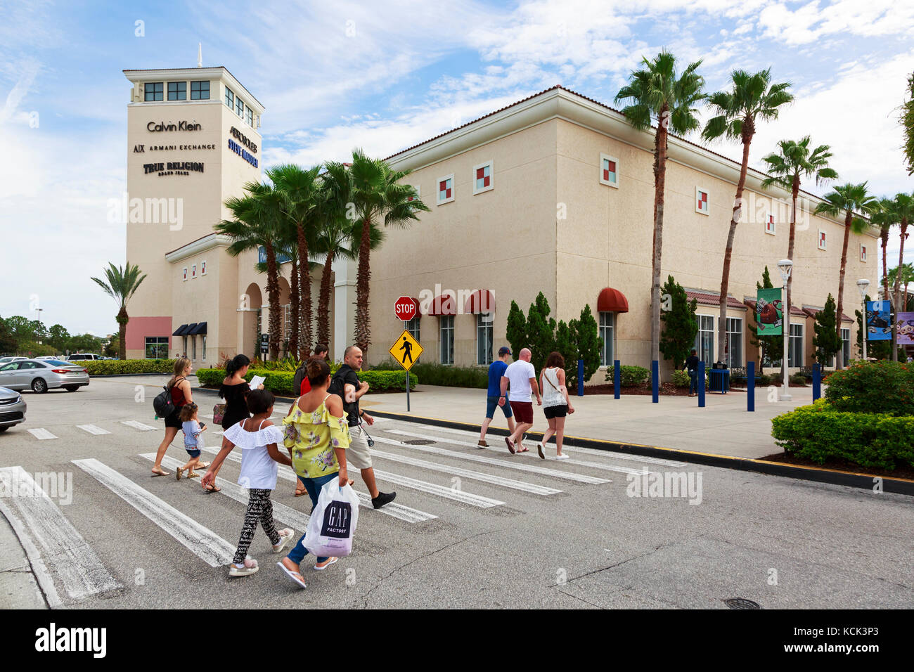 Les clients au Premium Outlets shopping centre, International Drive, Orlando, Florida, USA Banque D'Images