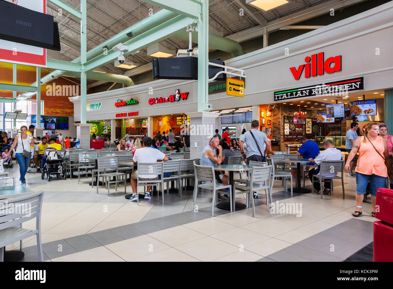 Restaurants et cafés à l'intérieur Premium Outlets shopping mall, International Drive, Orlando, Florida, USA Banque D'Images