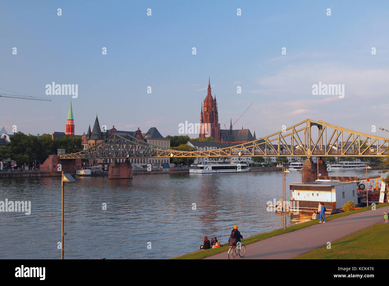 Rivière, pont, cathédrale et ville. Frankfurt am Main, Allemagne Banque D'Images