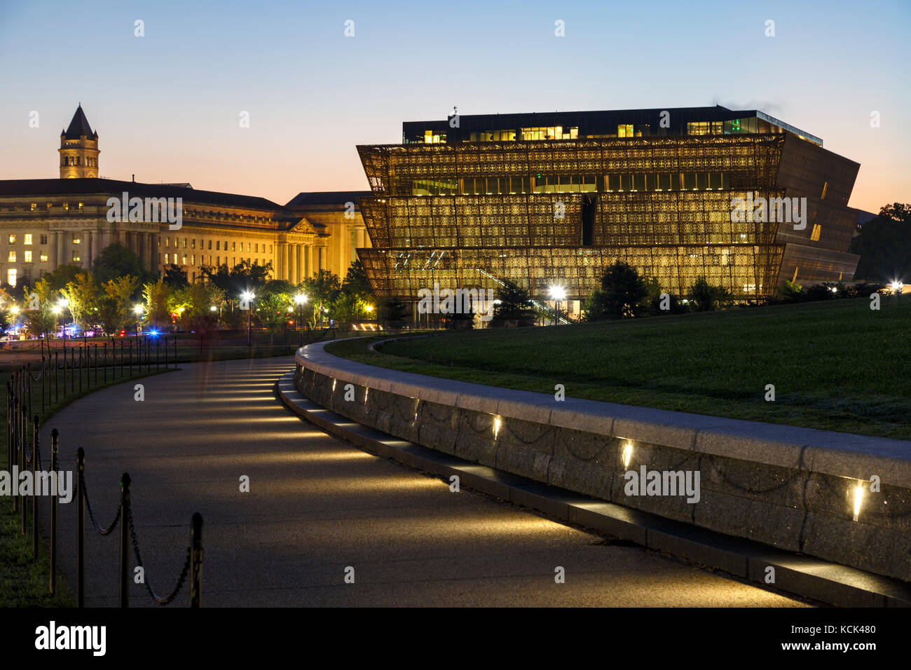 Smithsonian National Museum of African American History and Culture (à droite), Washington, District de Columbia, États-Unis Banque D'Images